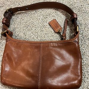 Coach handbag in brown leather.